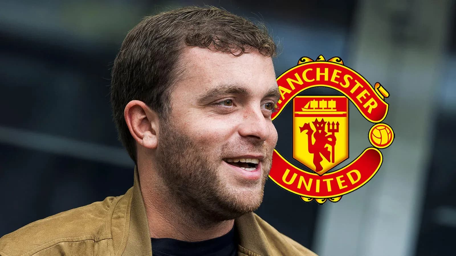 Homme souriant avec logo de Manchester United en arrière-plan Homme souriant avec logo de Manchester United en arrière-plan