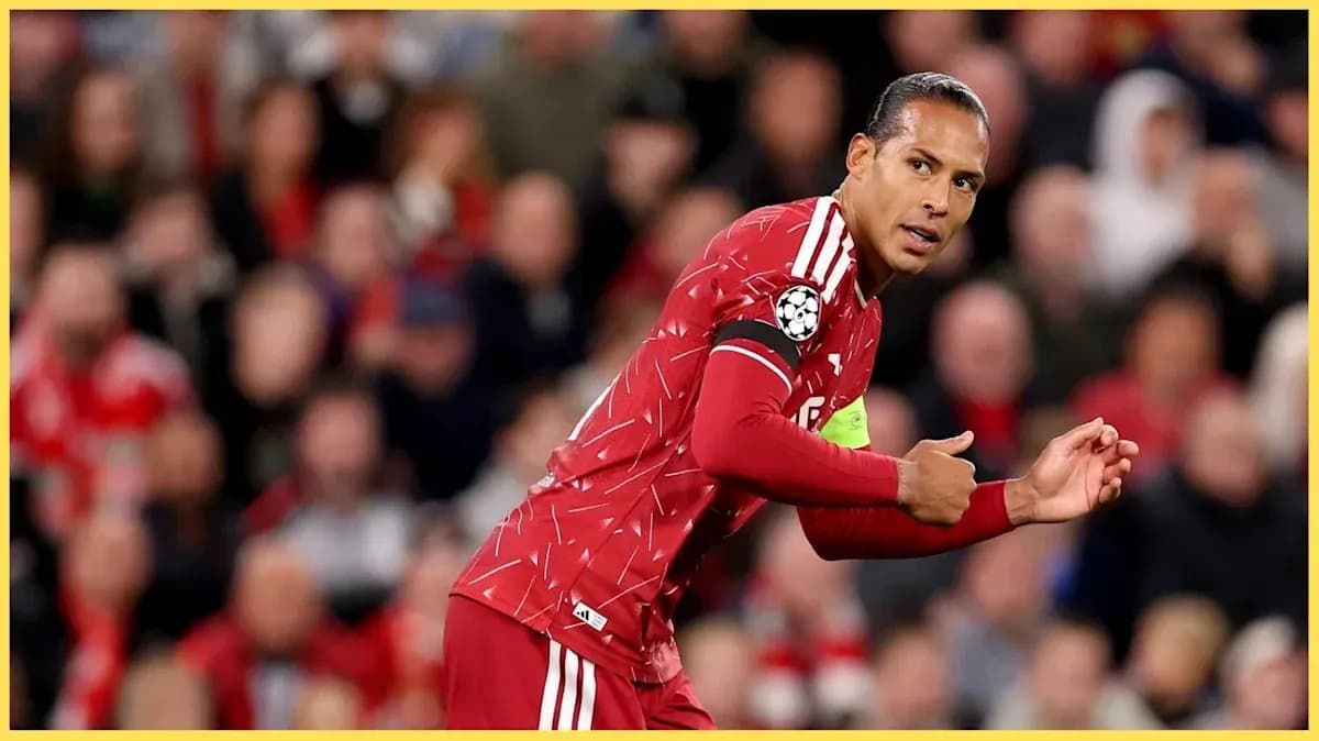 Joueur en maillot rouge gesticulant sur le terrain Joueur en maillot rouge gesticulant sur le terrain