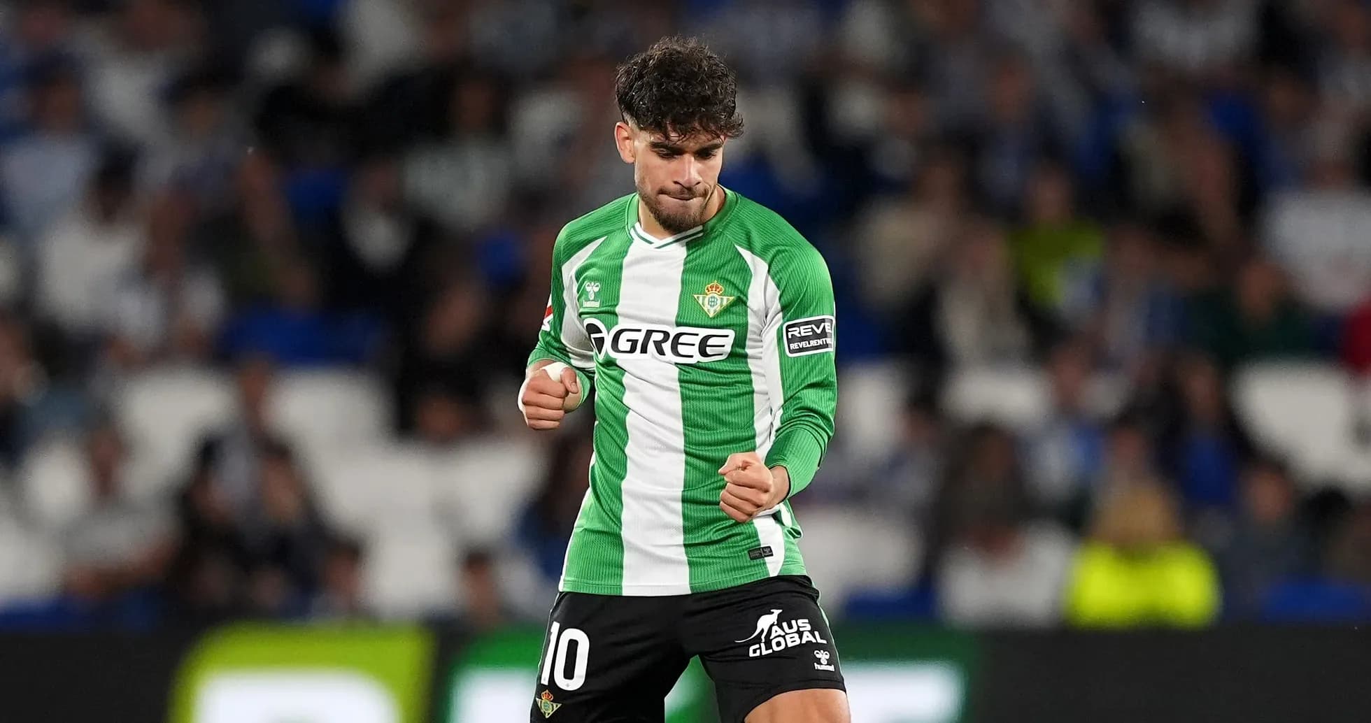 Joueur du Real Betis célébrant un but sur le terrain Joueur du Real Betis célébrant un but sur le terrain