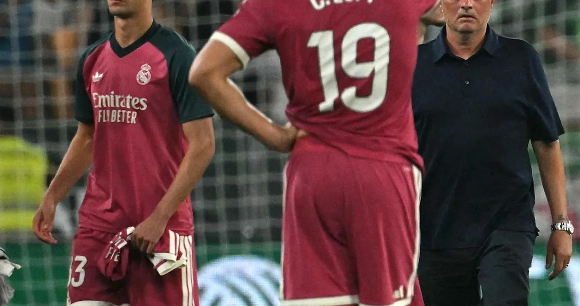 Joueurs de l'équipe discutant avec l'entraîneur après match Joueurs de l'équipe discutant avec l'entraîneur après match