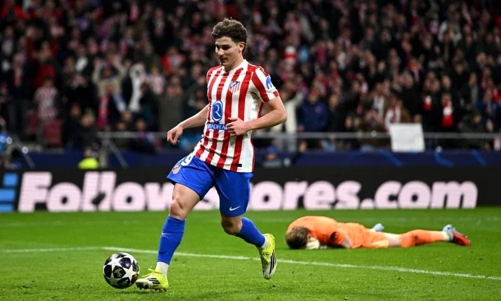 Joueur d'Atlético Madrid célébrant un but, gardien au sol Joueur d'Atlético Madrid célébrant un but, gardien au sol