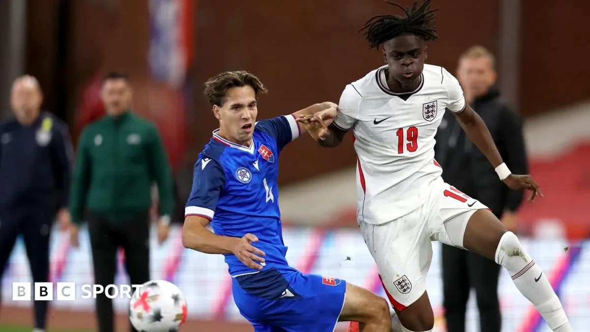 Joueur anglais dribblant un adversaire slovaque lors du match Joueur anglais dribblant un adversaire slovaque lors du match