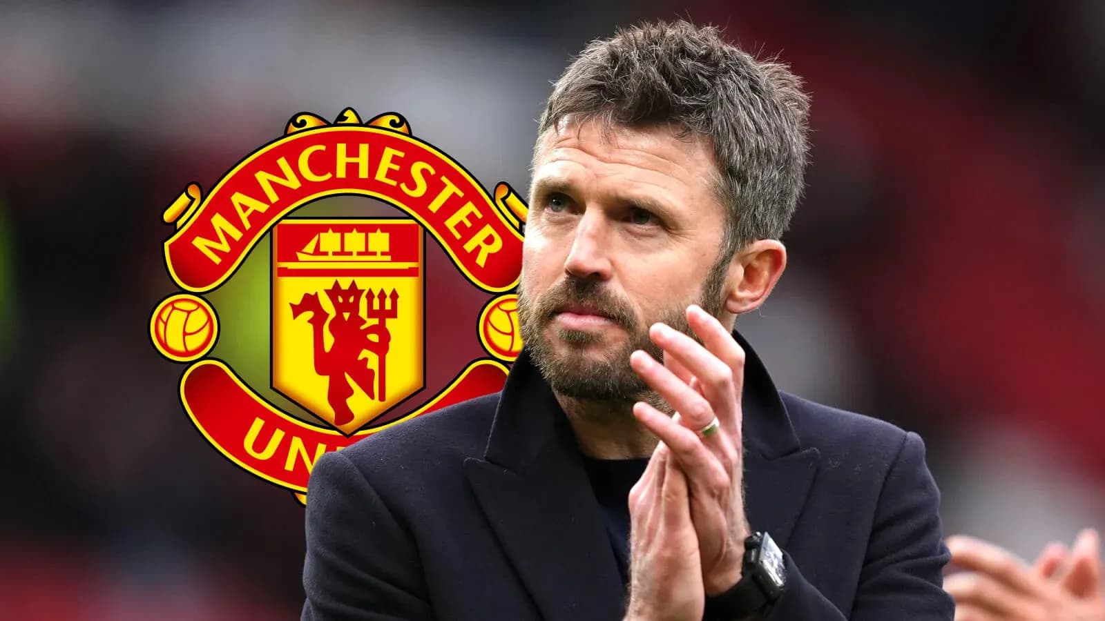Entraîneur applaudissant avec logo de Manchester United en arrière-plan Entraîneur applaudissant avec logo de Manchester United en arrière-plan