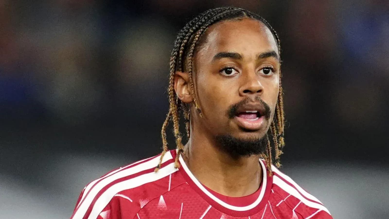 Joueur en maillot rouge lors d'un match Joueur en maillot rouge lors d'un match