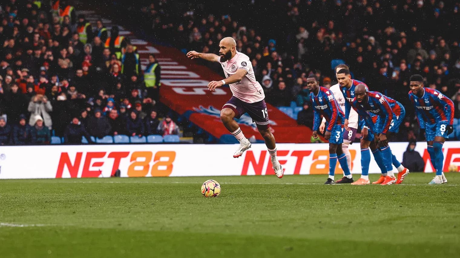 Joueur de Brentford lors d'un penalty Joueur de Brentford lors d'un penalty