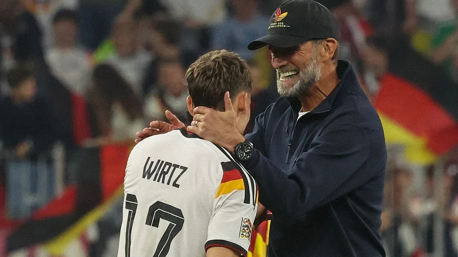 Entraîneur souriant avec un joueur après le match Entraîneur souriant avec un joueur après le match