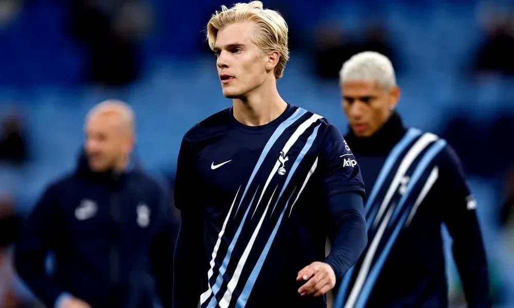 Joueurs de Tottenham en tenue d'échauffement sur le terrain Joueurs de Tottenham en tenue d'échauffement sur le terrain