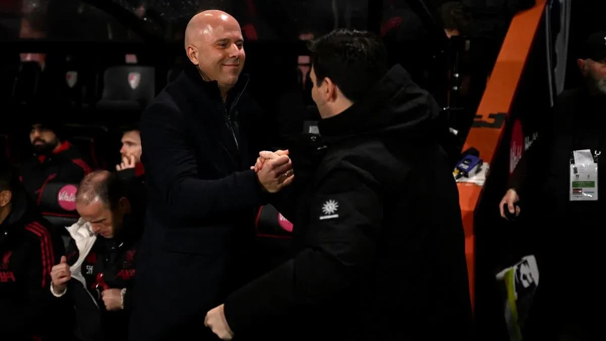 Deux entraîneurs se serrant la main sur le banc Deux entraîneurs se serrant la main sur le banc