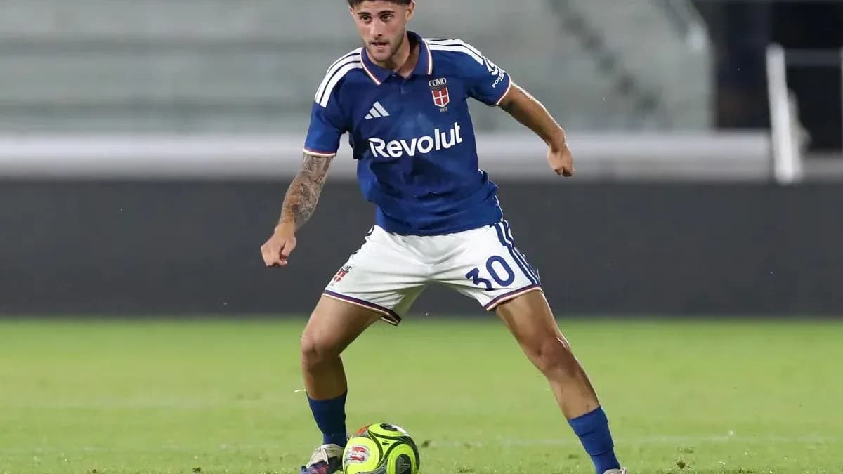 Joueur dribblant le ballon sur le terrain Joueur dribblant le ballon sur le terrain