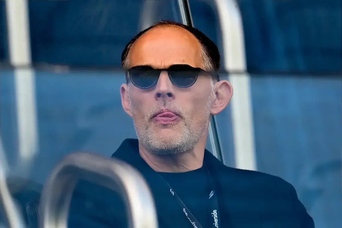 Homme avec lunettes de soleil en tribune Homme avec lunettes de soleil en tribune