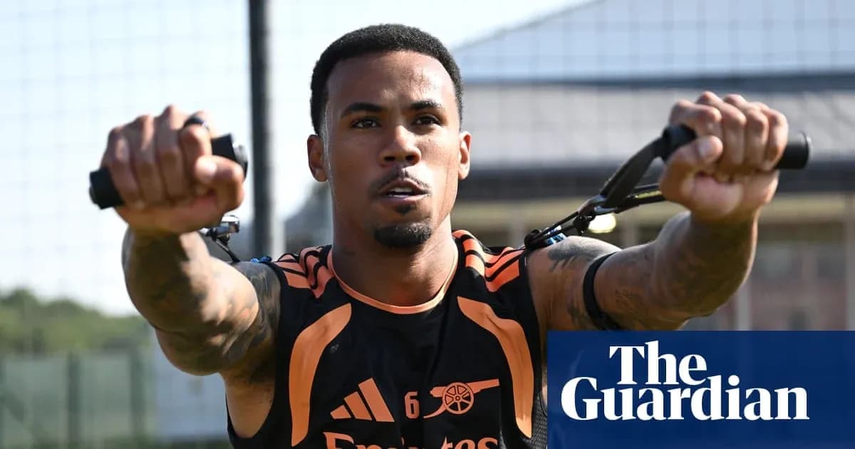 Joueur s'entraînant avec une machine de résistance Joueur s'entraînant avec une machine de résistance