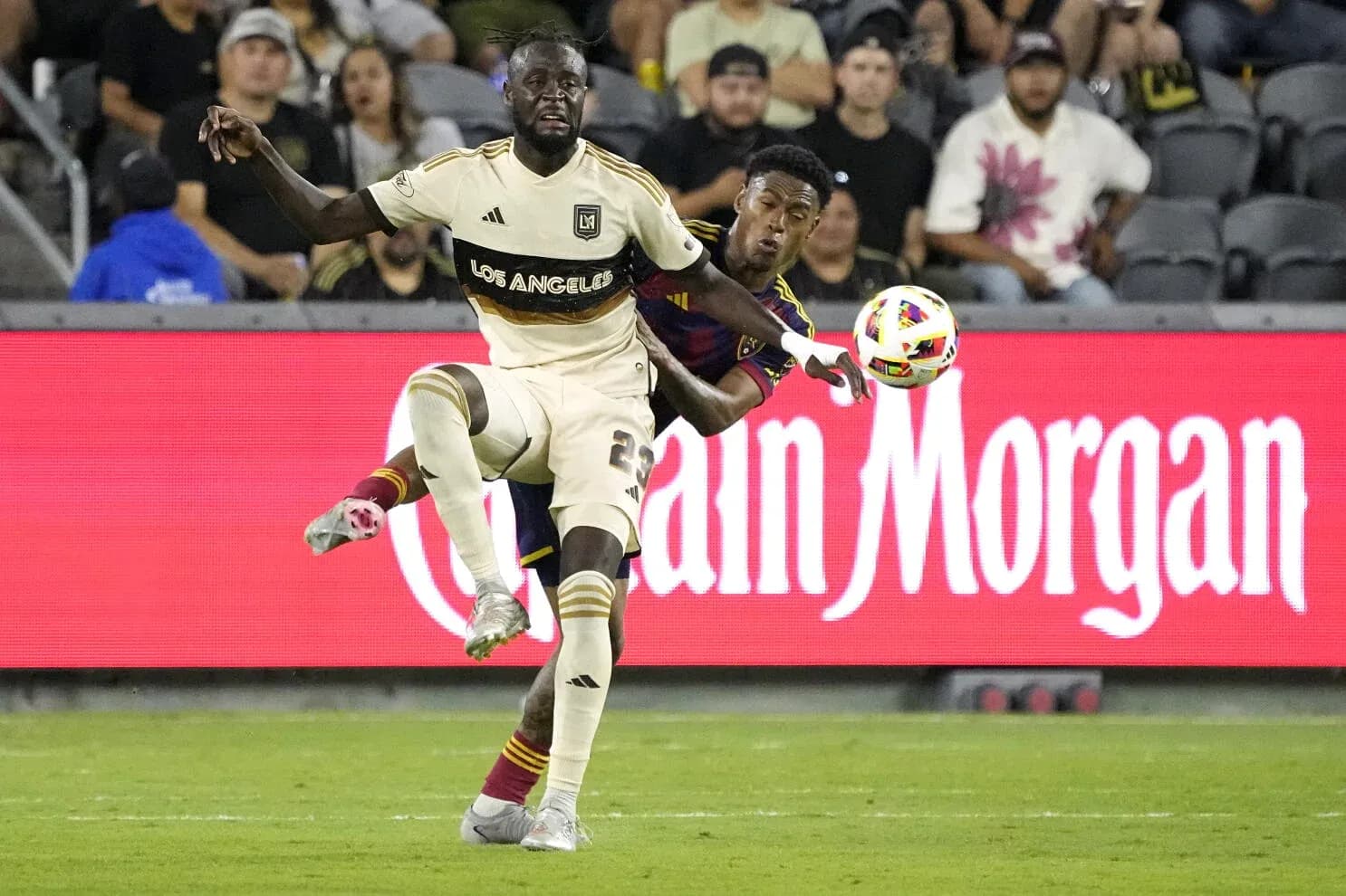 Deux joueurs se disputant le ballon lors du match Deux joueurs se disputant le ballon lors du match