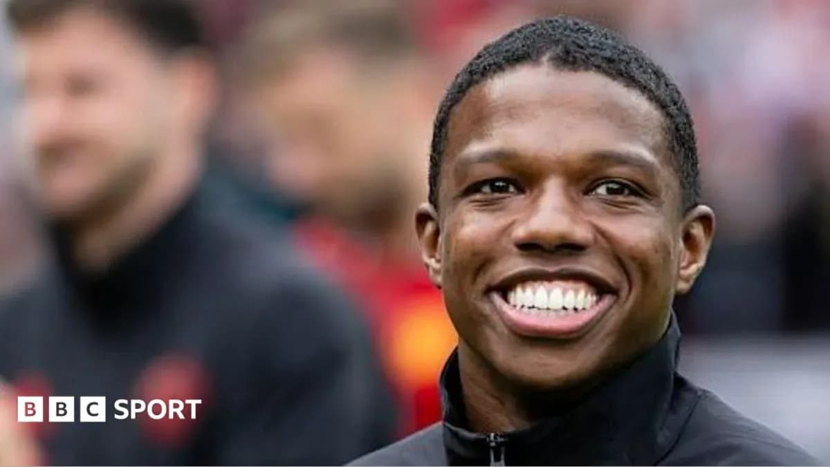 Joueur souriant sur le terrain avant le match Joueur souriant sur le terrain avant le match