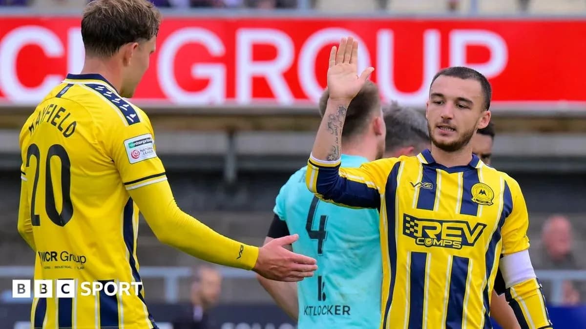 Joueurs se saluant lors d'un match de football Joueurs se saluant lors d'un match de football