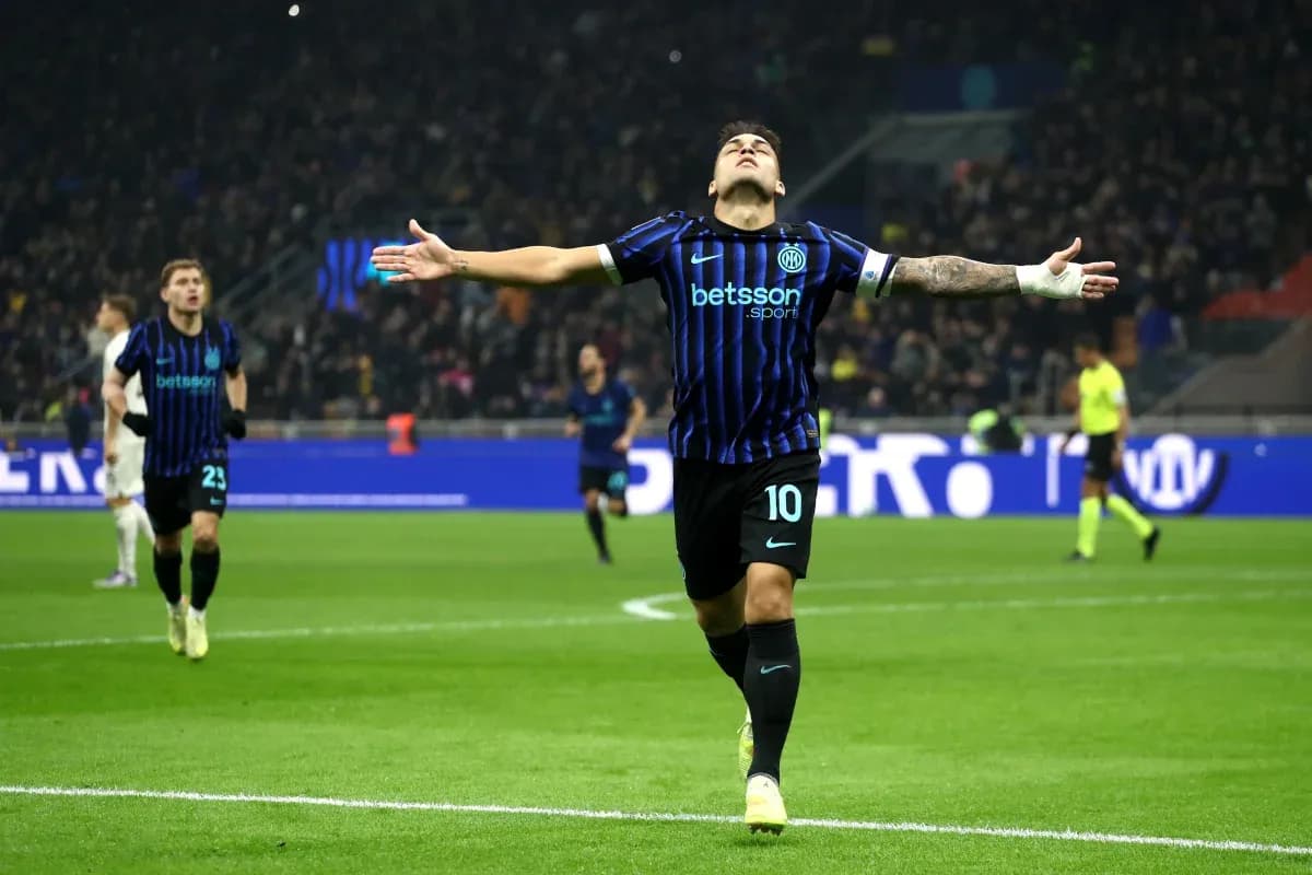 Joueur d'Inter célébrant un but au match Joueur d'Inter célébrant un but au match
