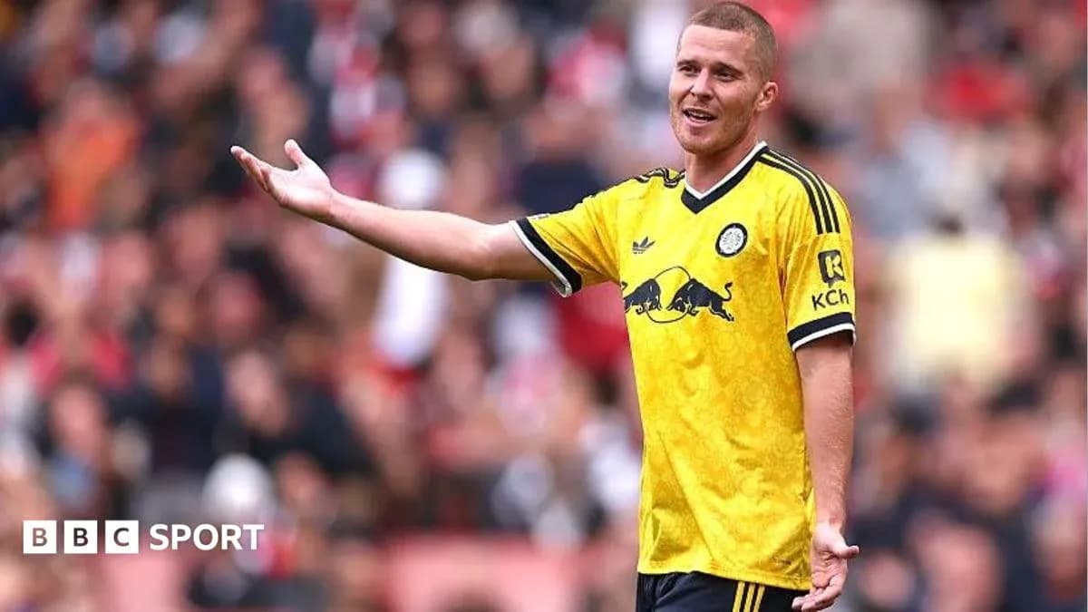 Joueur gesticulant lors d'un match de football Joueur gesticulant lors d'un match de football