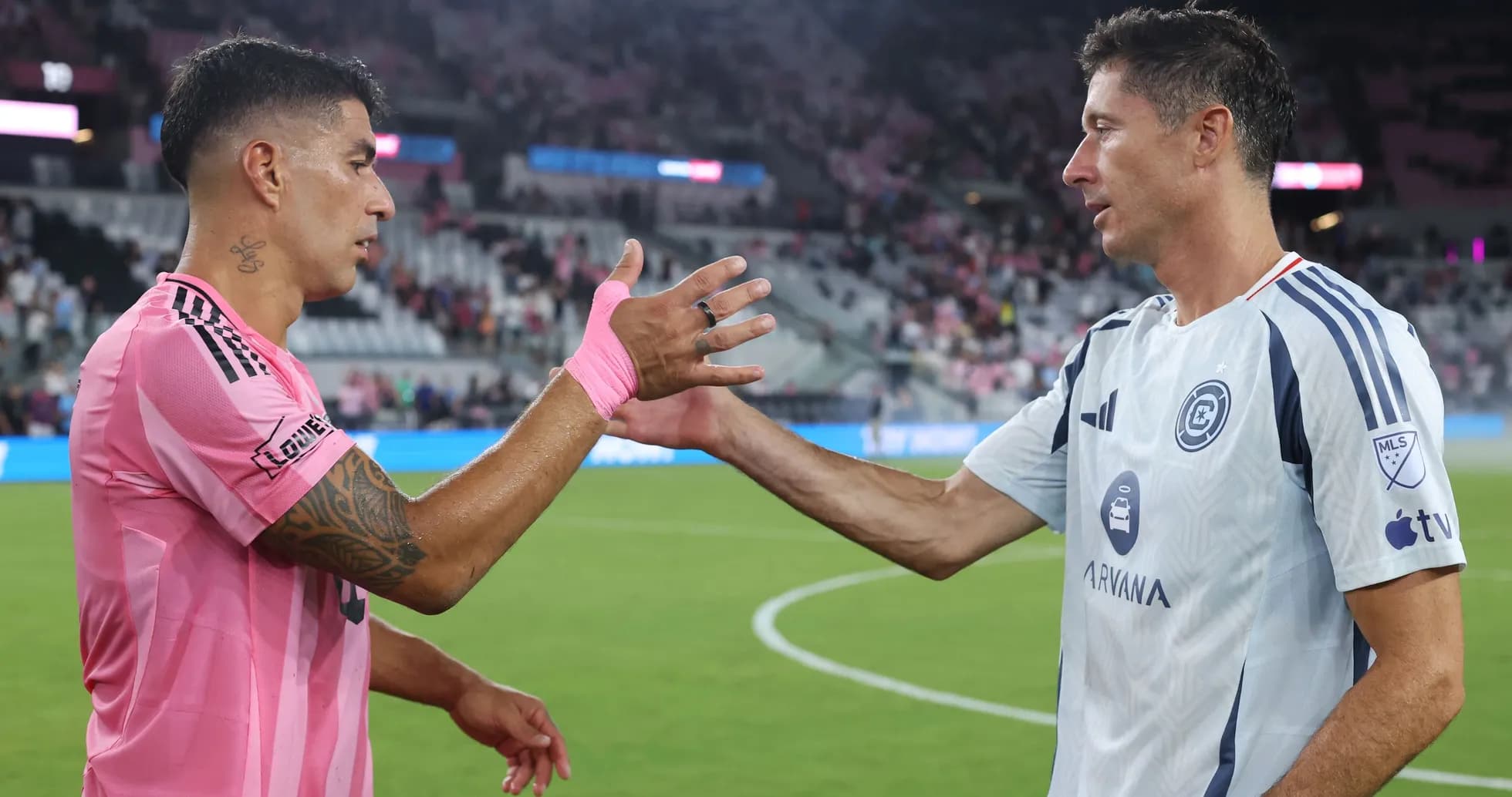 Joueurs se serrant la main après le match Joueurs se serrant la main après le match