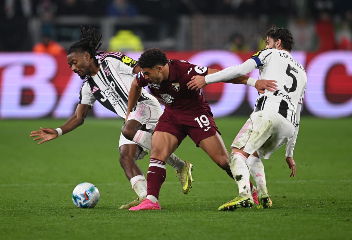 Deux joueurs de Torino affrontent ceux de Juventus Deux joueurs de Torino affrontent ceux de Juventus