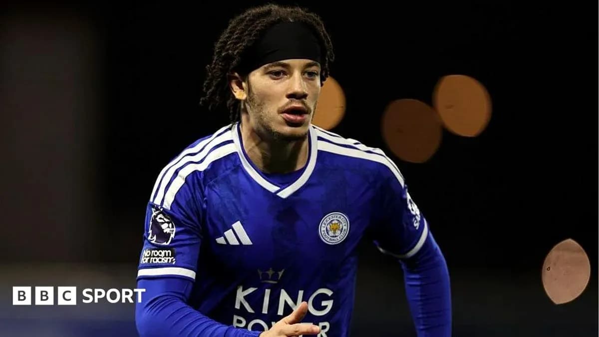Joueur de Leicester City courant sur le terrain Joueur de Leicester City courant sur le terrain