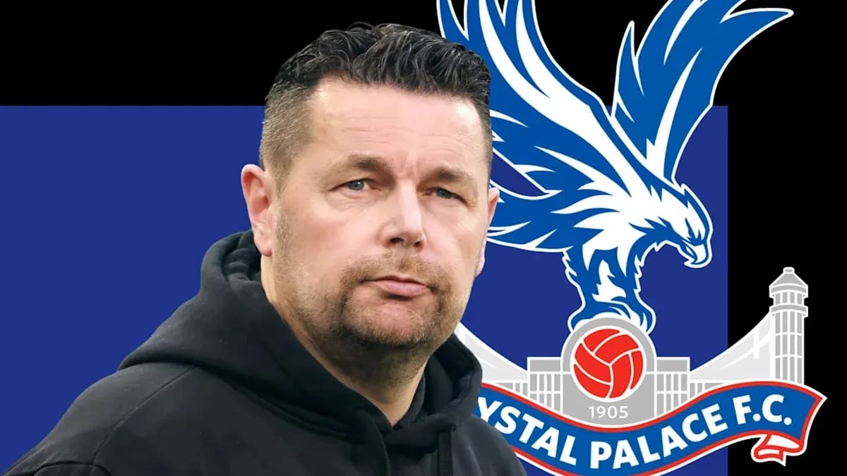 Entraîneur avec logo de Crystal Palace en arrière-plan Entraîneur avec logo de Crystal Palace en arrière-plan
