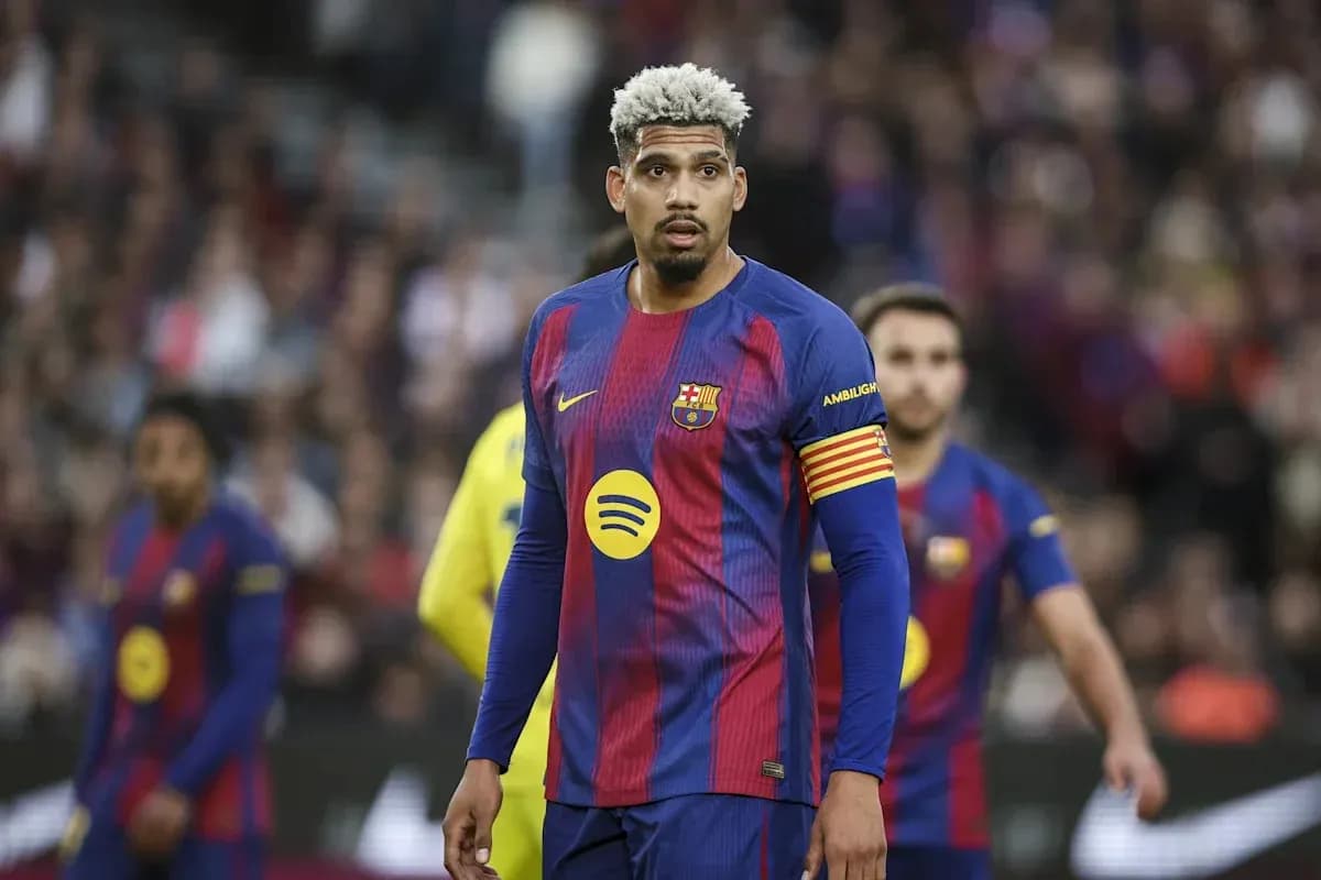 Ronald Araújo en action avec le FC Barcelone Ronald Araújo en action avec le FC Barcelone