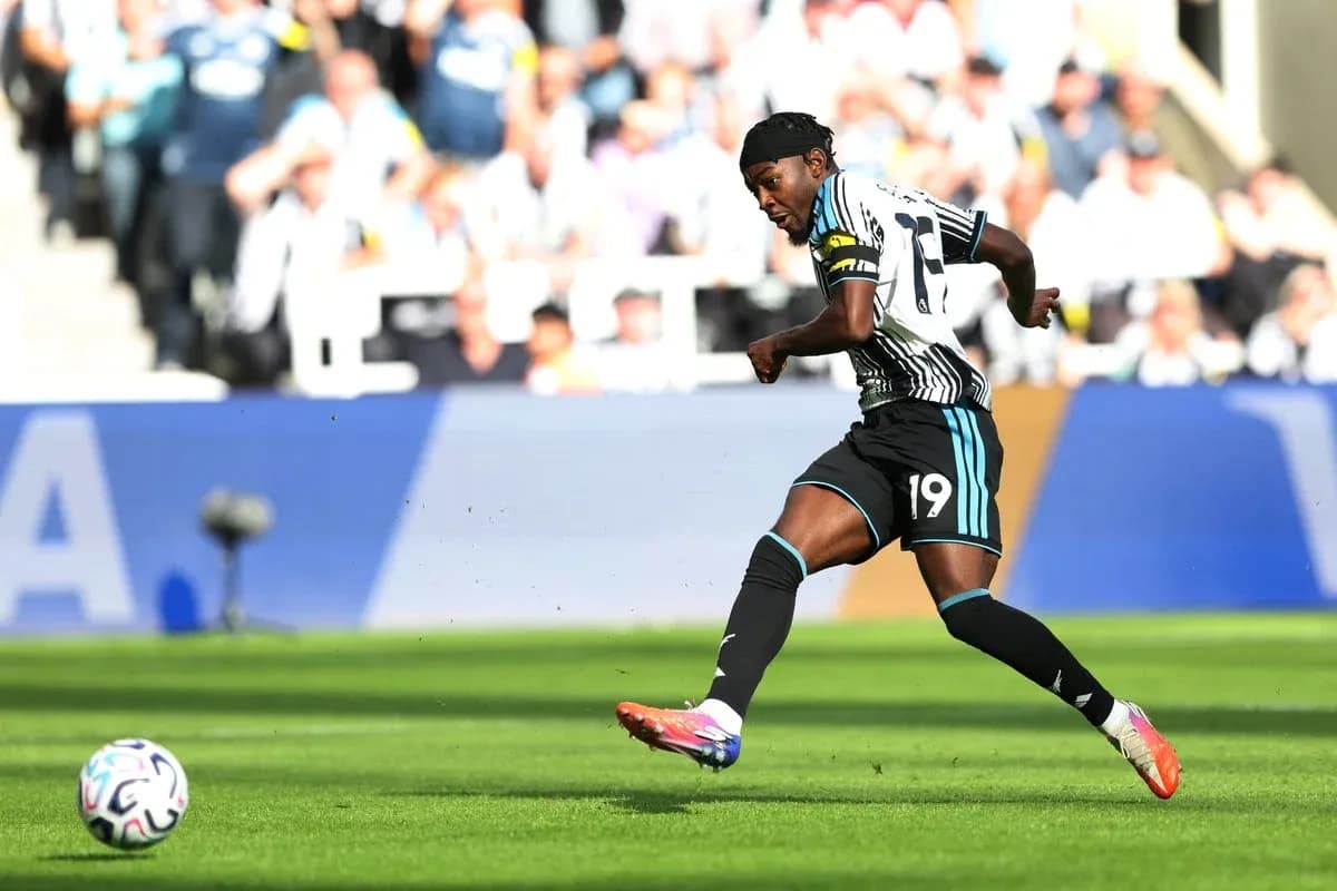 Joueur de Newcastle United en train de tirer au but Joueur de Newcastle United en train de tirer au but