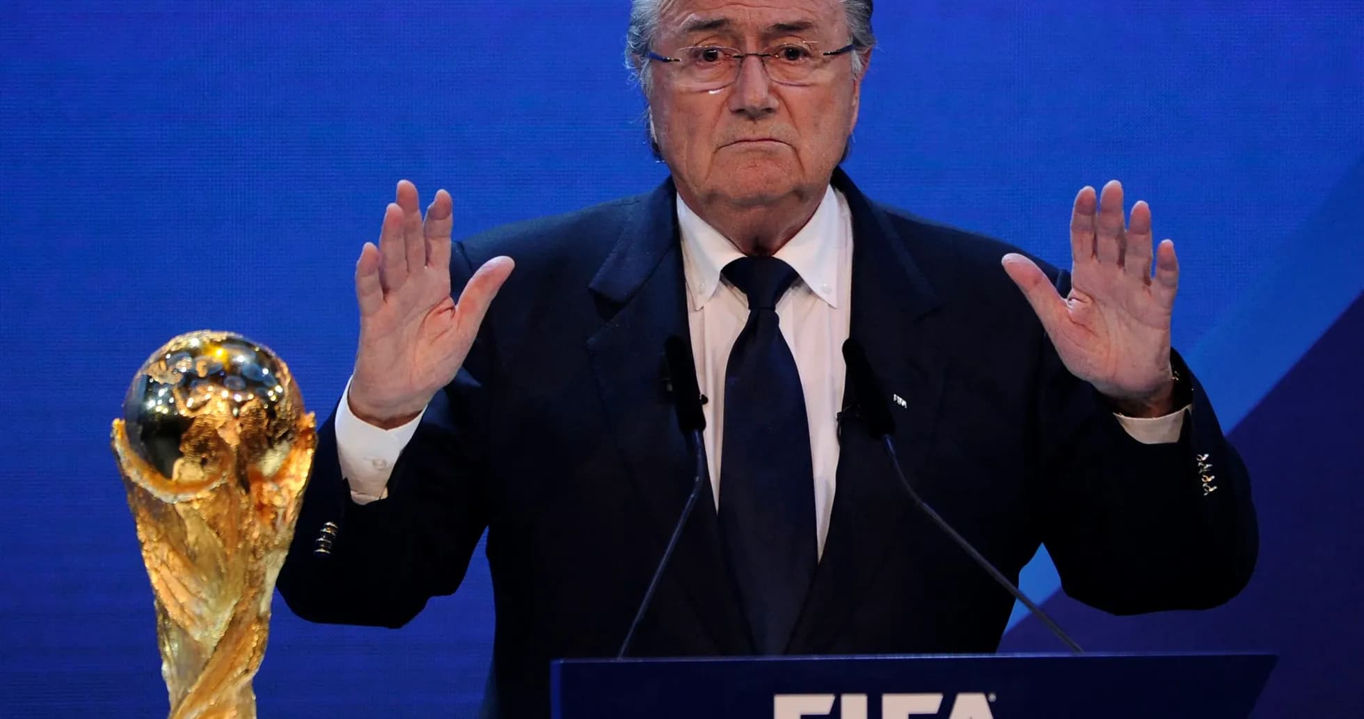 Homme parlant au podium avec trophée de la Coupe du Monde Homme parlant au podium avec trophée de la Coupe du Monde