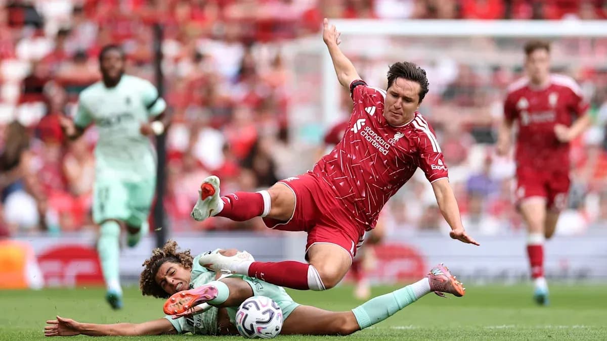 Joueur de Liverpool tombant après un tacle Joueur de Liverpool tombant après un tacle