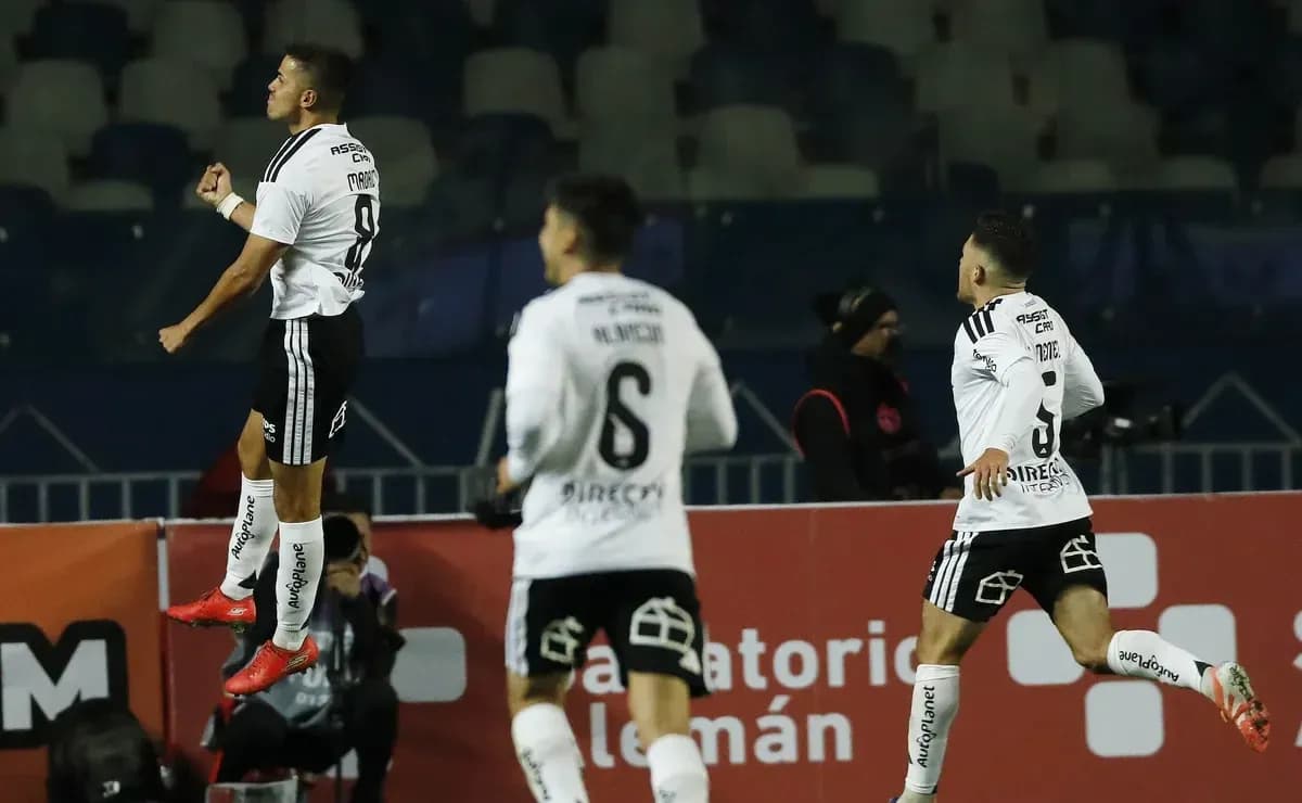 Joueurs de Colo Colo célébrant un but Joueurs de Colo Colo célébrant un but