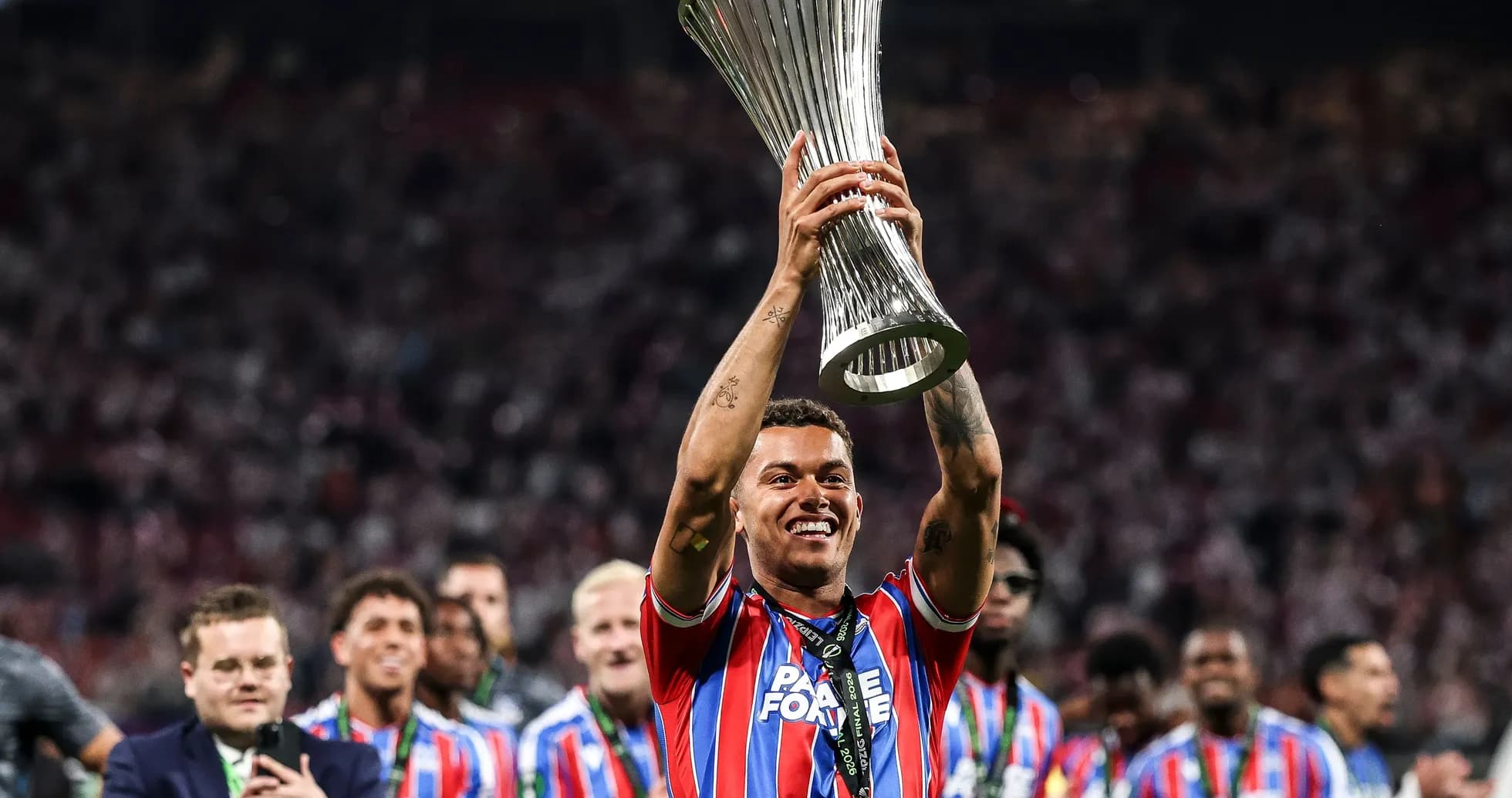 Joueur levant le trophée de la Ligue Europa Joueur levant le trophée de la Ligue Europa