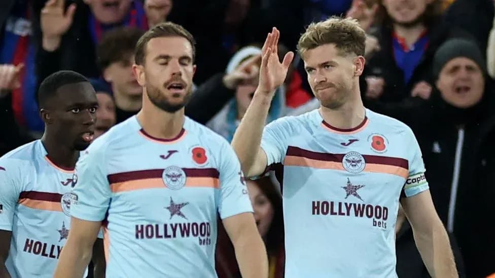 Joueurs de Brentford célébrant un but dans le match Joueurs de Brentford célébrant un but dans le match