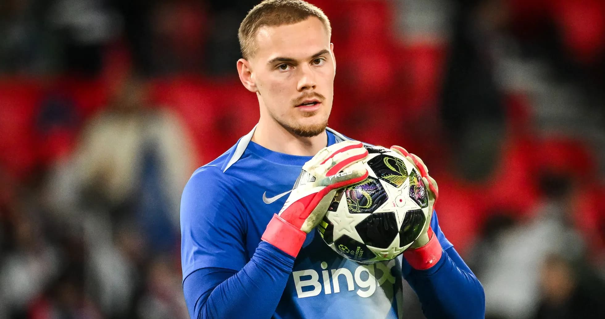 Gardien de but tenant un ballon de football Gardien de but tenant un ballon de football