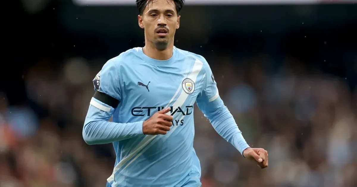 Joueur de Manchester City courant sur le terrain Joueur de Manchester City courant sur le terrain