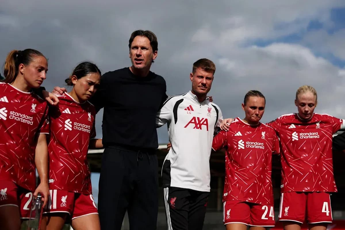 Équipe féminine de Liverpool en discussion avec l'entraîneur Équipe féminine de Liverpool en discussion avec l'entraîneur