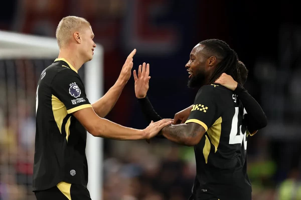Deux joueurs célébrant un but sur le terrain Deux joueurs célébrant un but sur le terrain