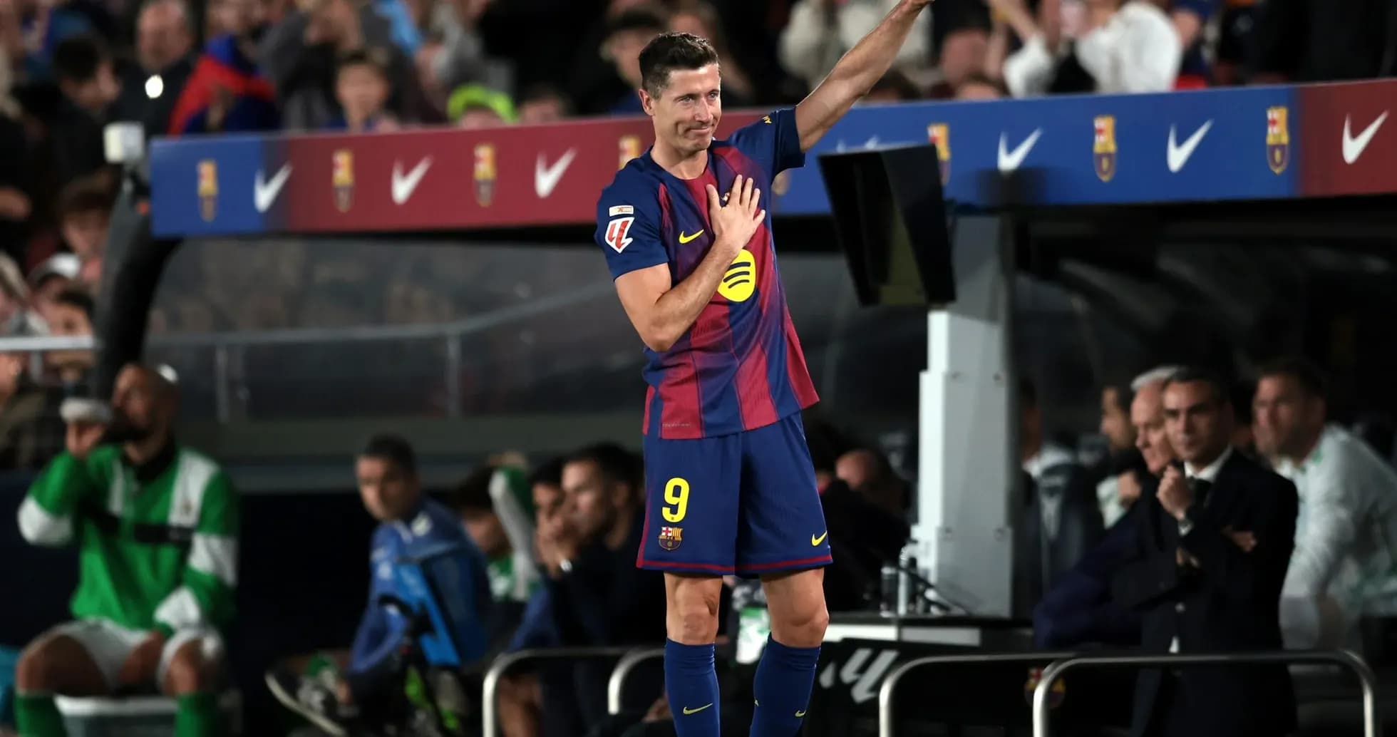 Robert Lewandowski saluant les supporters au match Robert Lewandowski saluant les supporters au match