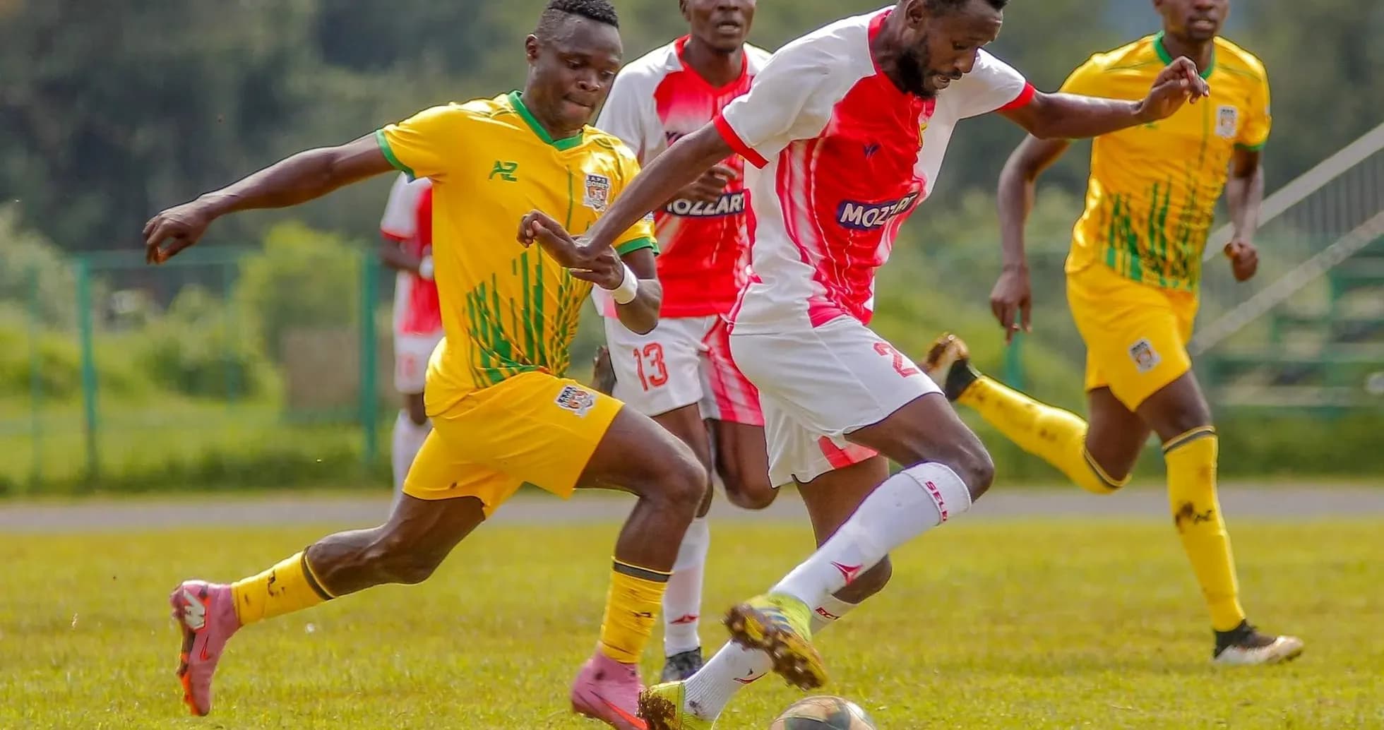 Joueurs en action lors du match de football Joueurs en action lors du match de football