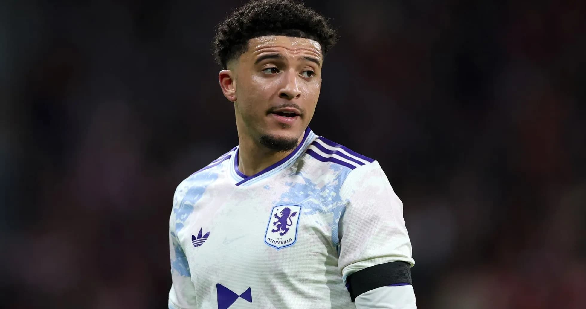 Joueur d'Aston Villa en maillot de match sur le terrain Joueur d'Aston Villa en maillot de match sur le terrain