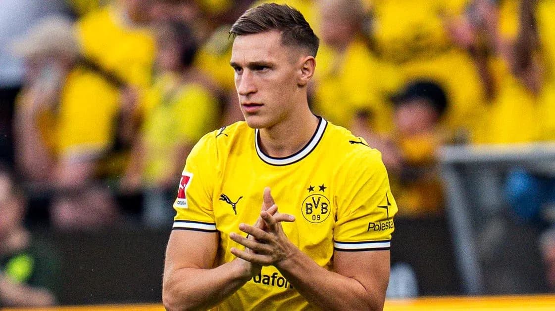 Joueur en maillot jaune de Dortmund applaudissant les supporters Joueur en maillot jaune de Dortmund applaudissant les supporters