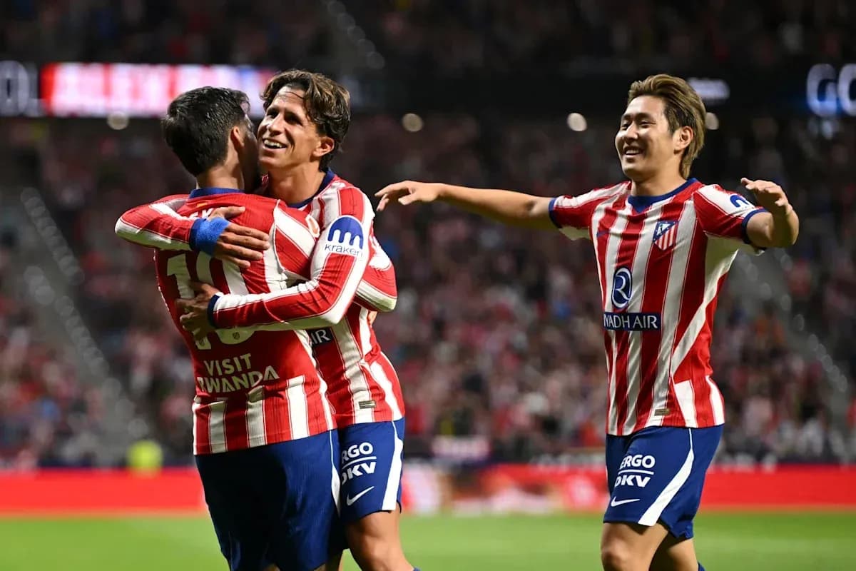 Joueurs d'Atlético célébrant un but ensemble Joueurs d'Atlético célébrant un but ensemble