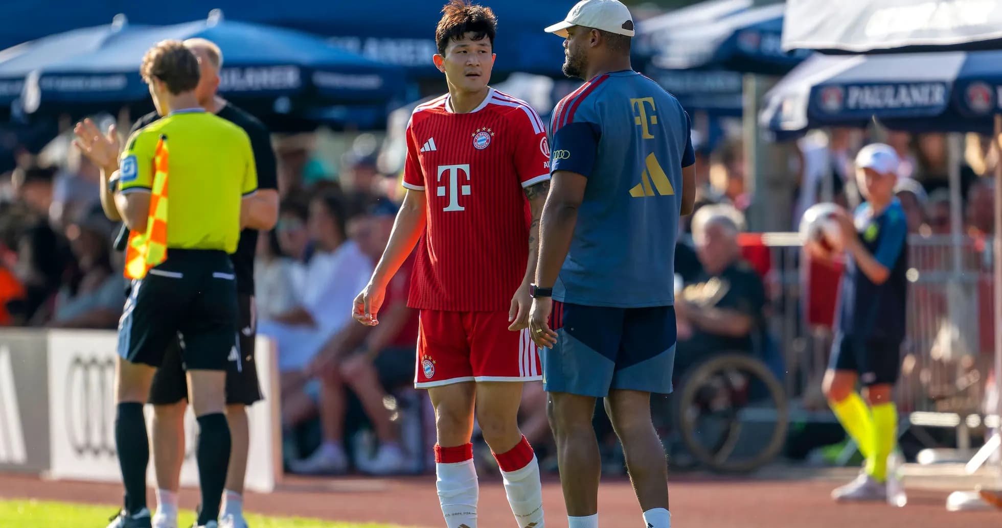 Joueur du Bayern Munich discutant avec un entraîneur Joueur du Bayern Munich discutant avec un entraîneur