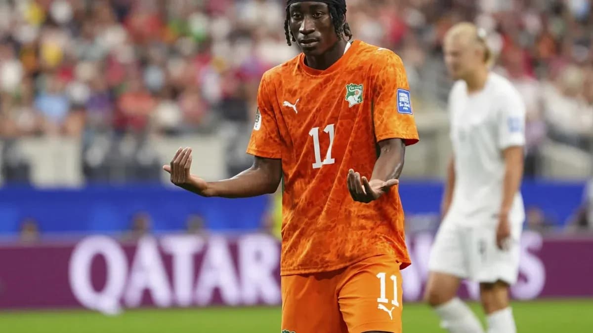 Joueur de la Côte d'Ivoire en action sur le terrain Joueur de la Côte d'Ivoire en action sur le terrain