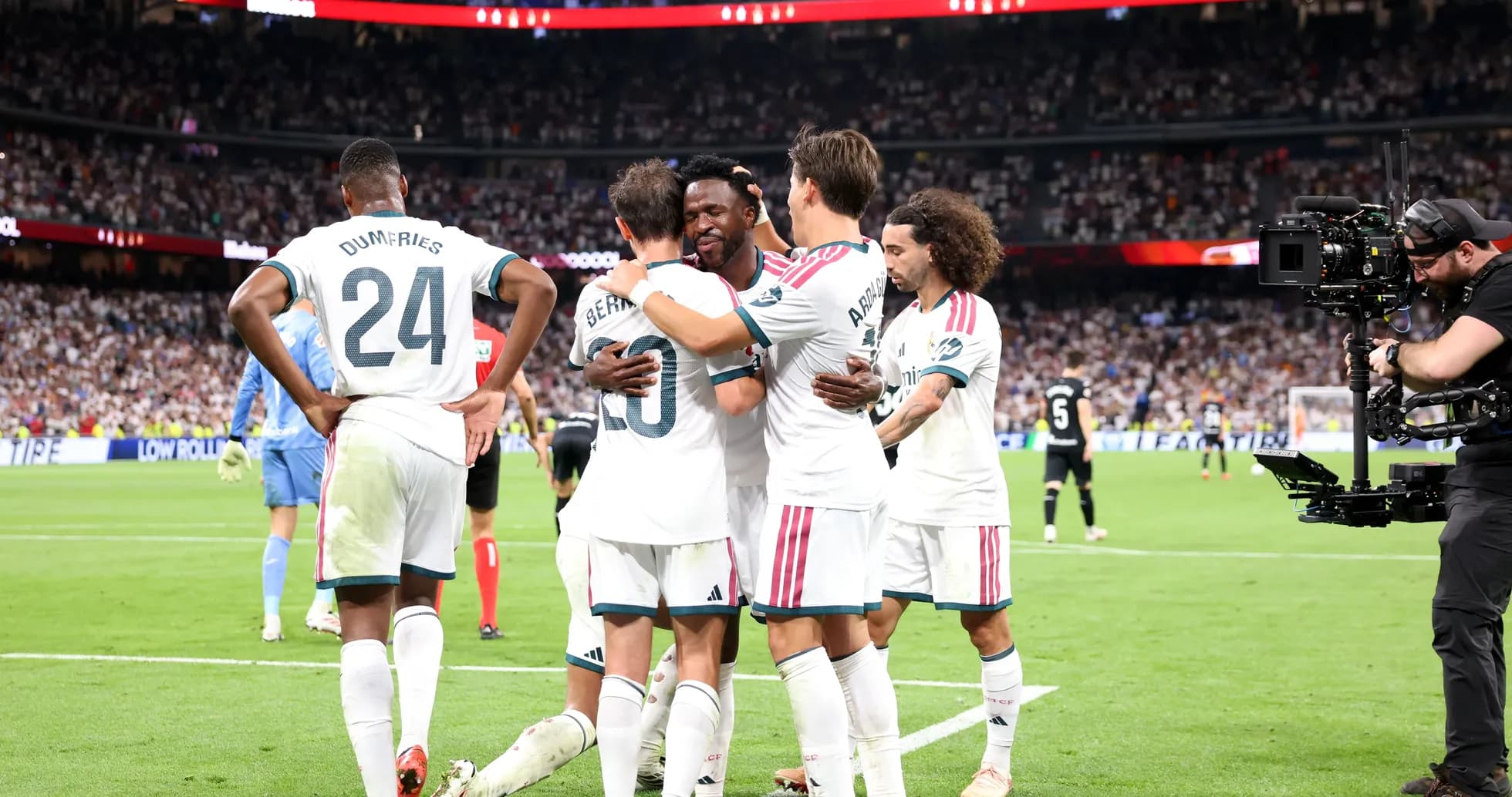 Joueurs célébrant un but sur le terrain Joueurs célébrant un but sur le terrain