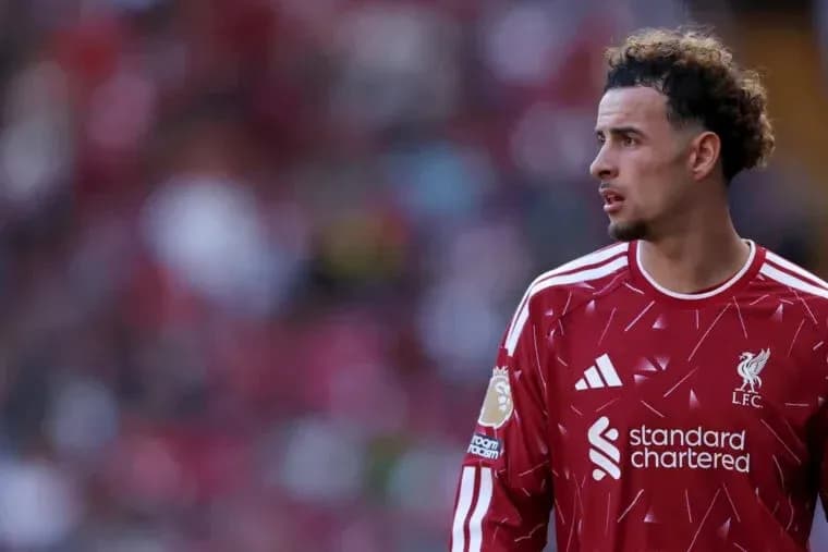 Joueur de Liverpool en tenue rouge sur le terrain Joueur de Liverpool en tenue rouge sur le terrain
