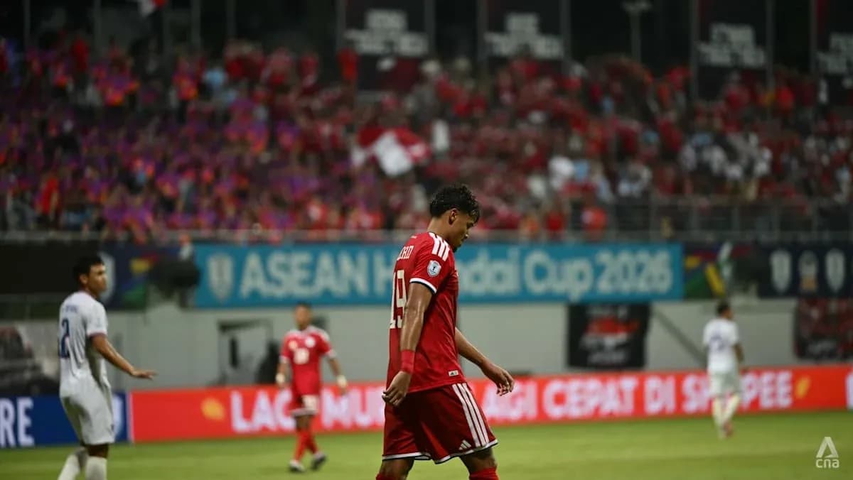 Joueur déçu marchant sur le terrain pendant le match Joueur déçu marchant sur le terrain pendant le match