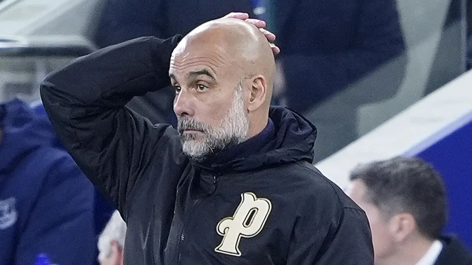 Entraîneur observant le match avec une main sur la tête Entraîneur observant le match avec une main sur la tête