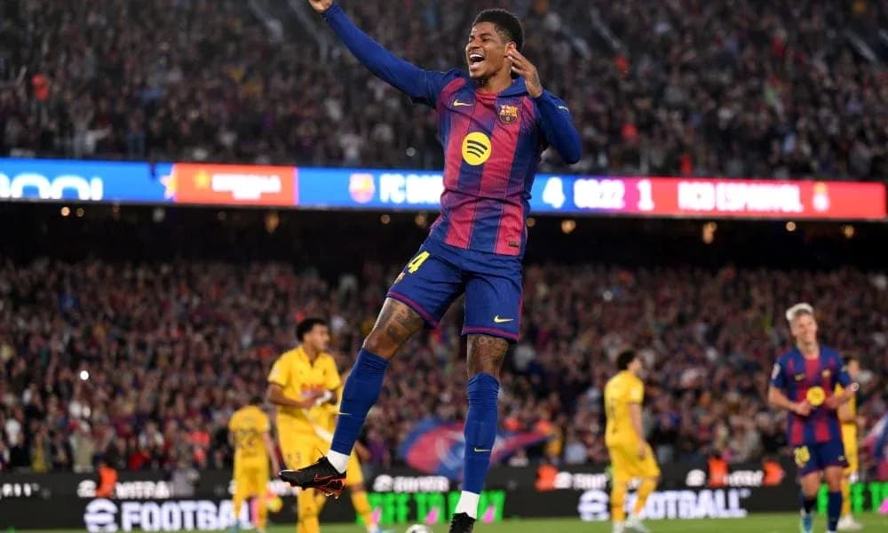 Joueur célébrant un but au Camp Nou Joueur célébrant un but au Camp Nou