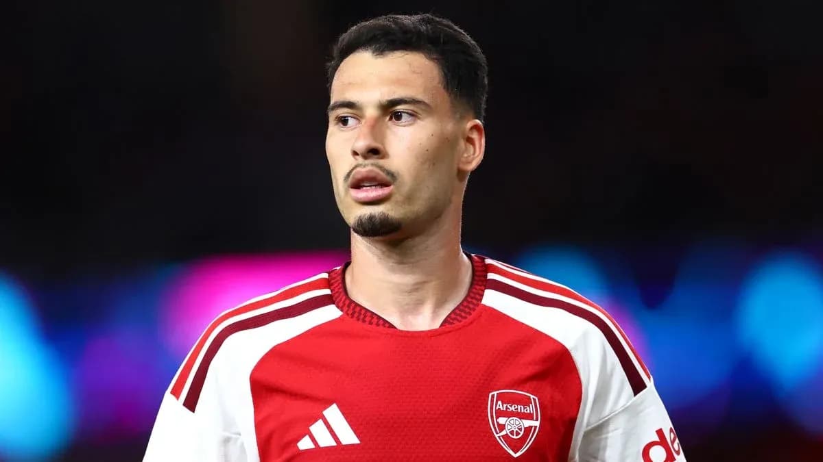 Joueur d'Arsenal en maillot rouge lors d'un match Joueur d'Arsenal en maillot rouge lors d'un match