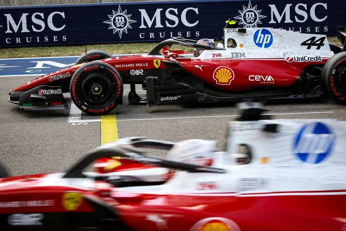 Deux voitures de Formule 1 sur la ligne de départ Deux voitures de Formule 1 sur la ligne de départ