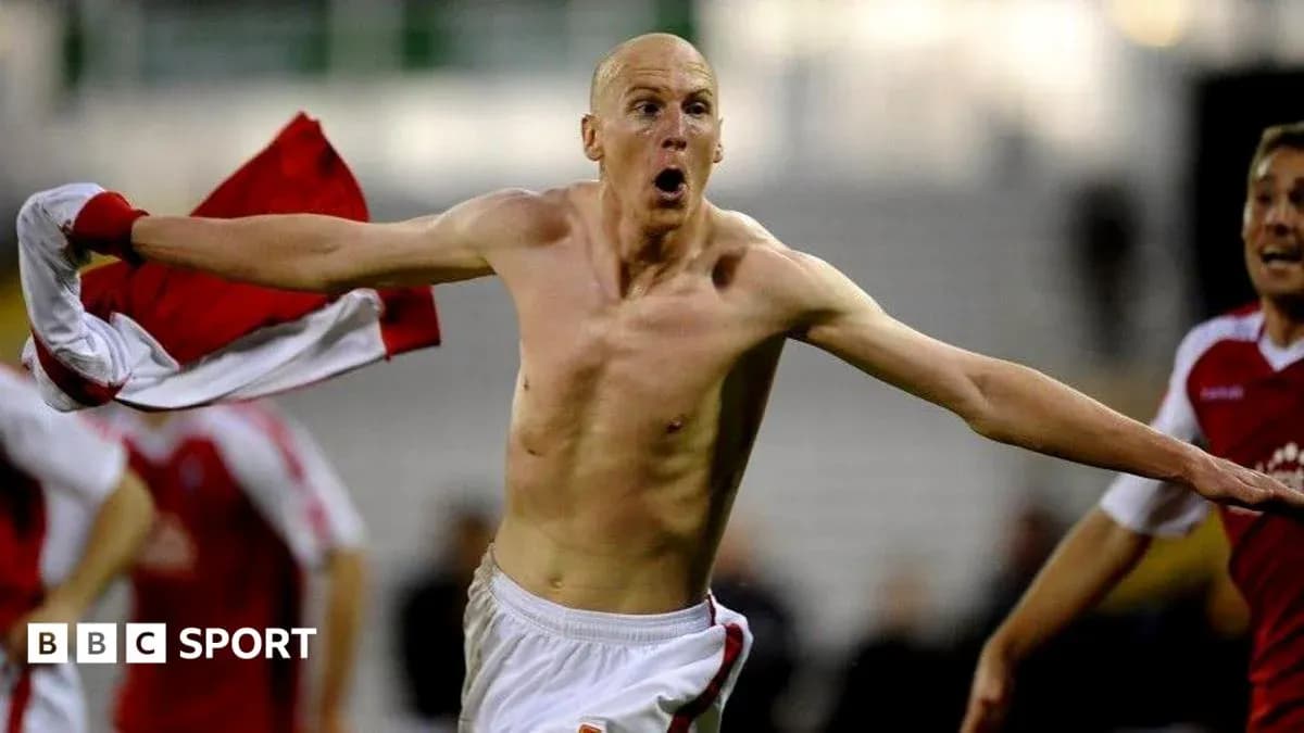 Joueur célébrant un but sans maillot sur le terrain Joueur célébrant un but sans maillot sur le terrain